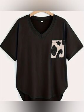Black V-Neck Pocket Tee with Contrast Print - Women
